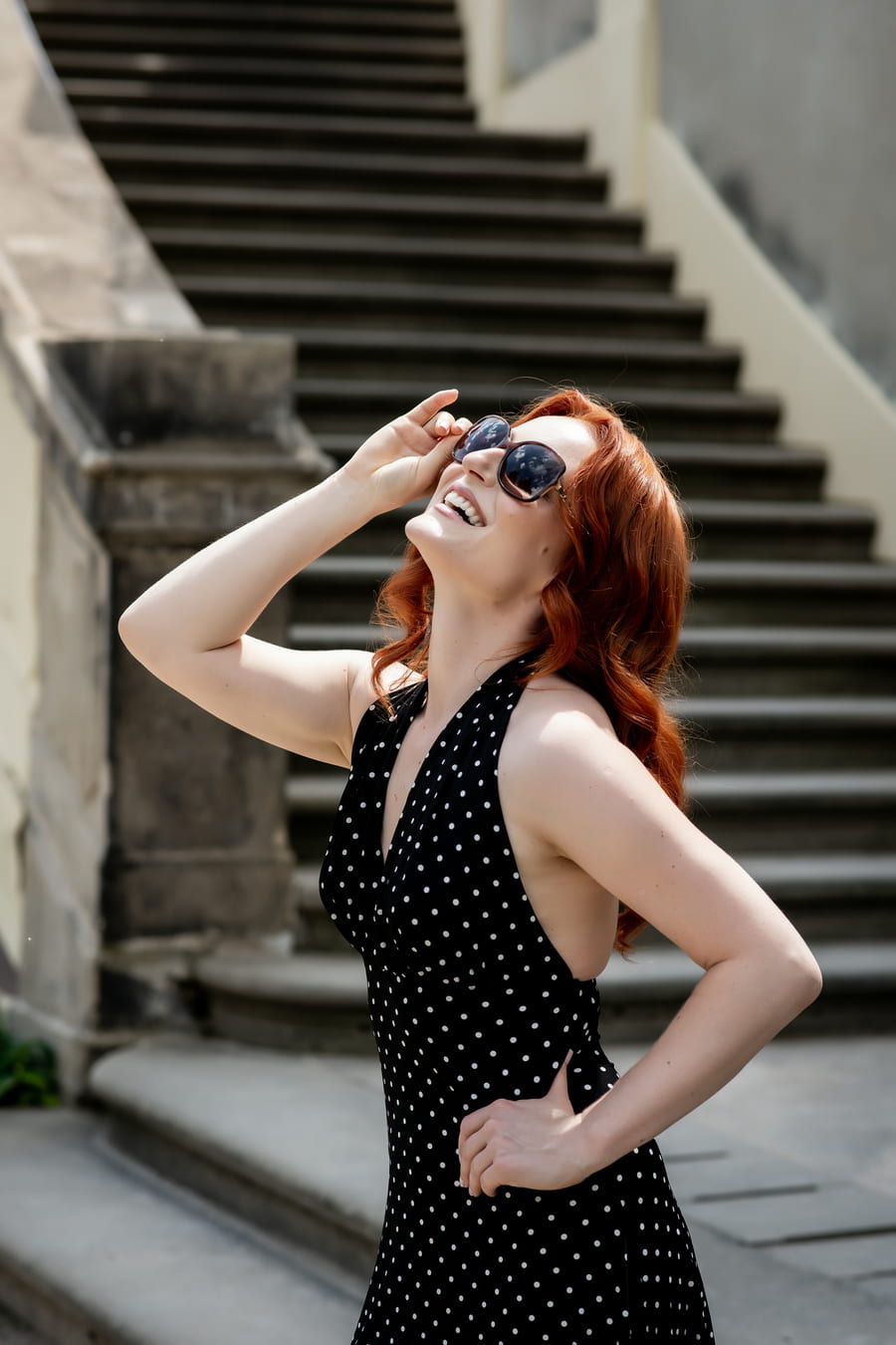 Vivien Arden na terase s výhledem na panorama Prahy