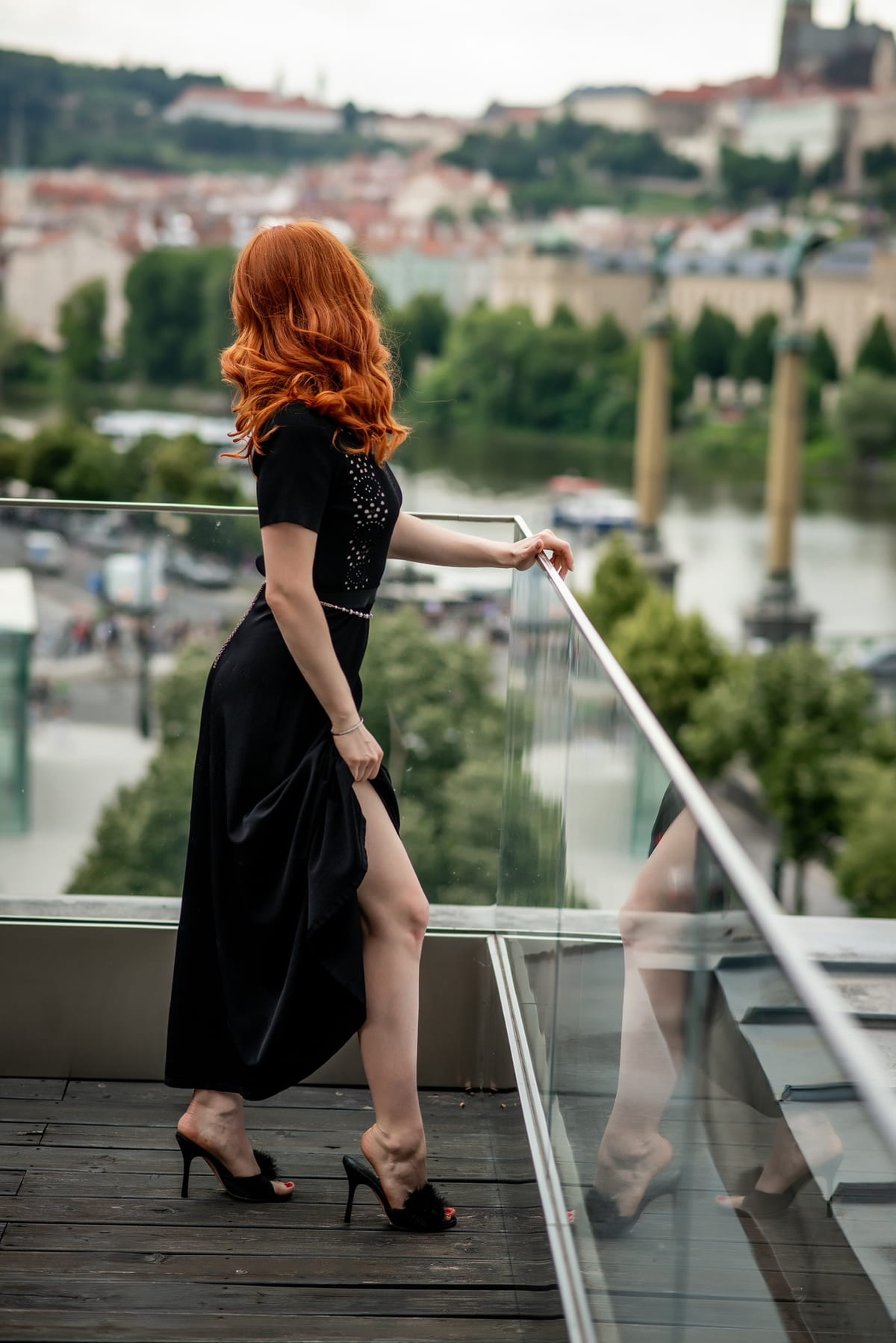Vivien Arden na terase s výhledem na panorama Prahy
